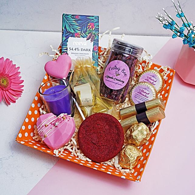 Buy Send Women S Day Delight Hamper Online FNP