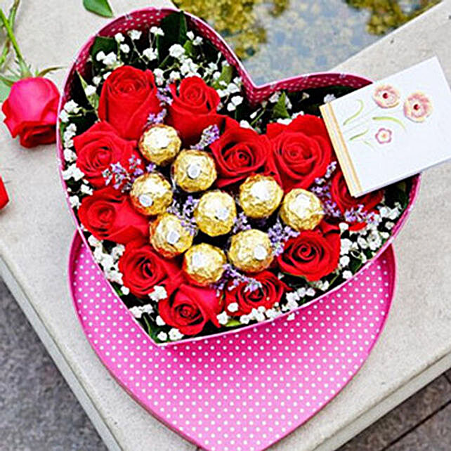 Hoa hồng và socola - một tổ hợp tuyệt vời giữa hai món đồ ngọt ngào. Hãy xem ảnh để thấy những viên kẹo đắt giá và xinh đẹp, sẽ là món quà hoàn hảo trong những dịp đặc biệt.