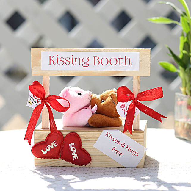 Featured image of post Kiss Images Gift / Detailed are among the best couple kissing gif gifts that are cool to give to your boyfriend.