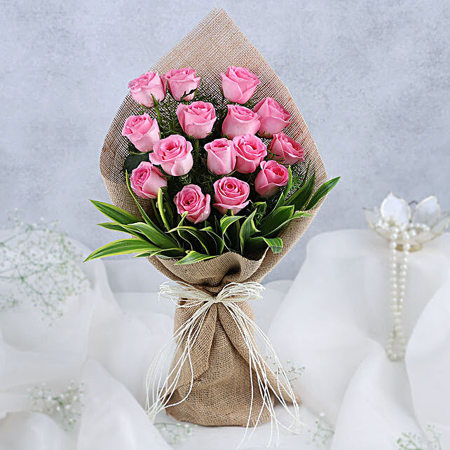 https://i1.fnp.com/images/pr/l/v20180518122231/sweet-pink-roses-bunch_1.jpg