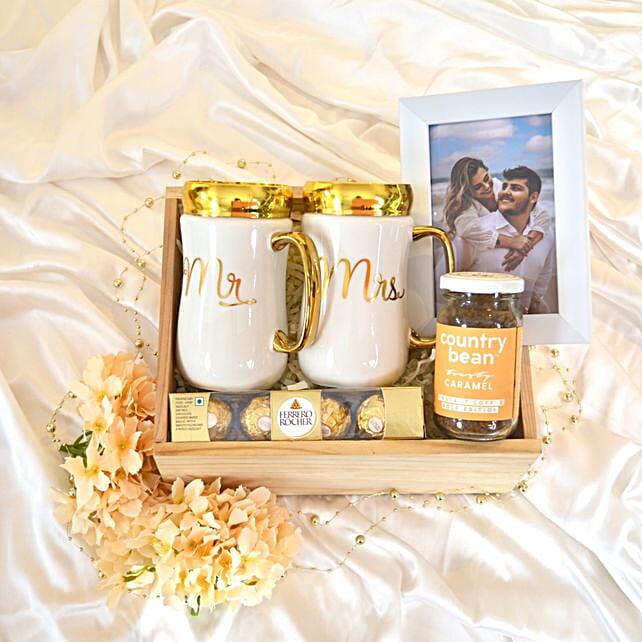 Buy/Send Golden Gift Hamper For Married Couples Online FNP