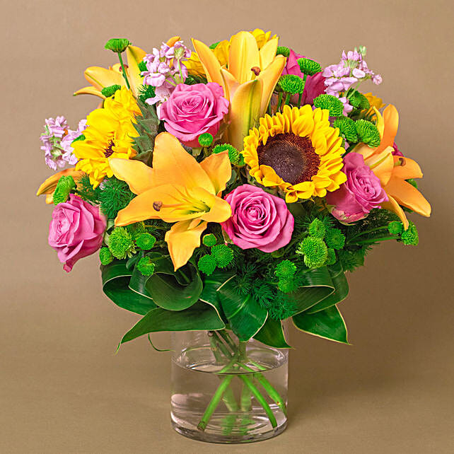 Vivid Bunch Of Flowers In Glass Vase qatar | Gift Vivid Bunch Of ...