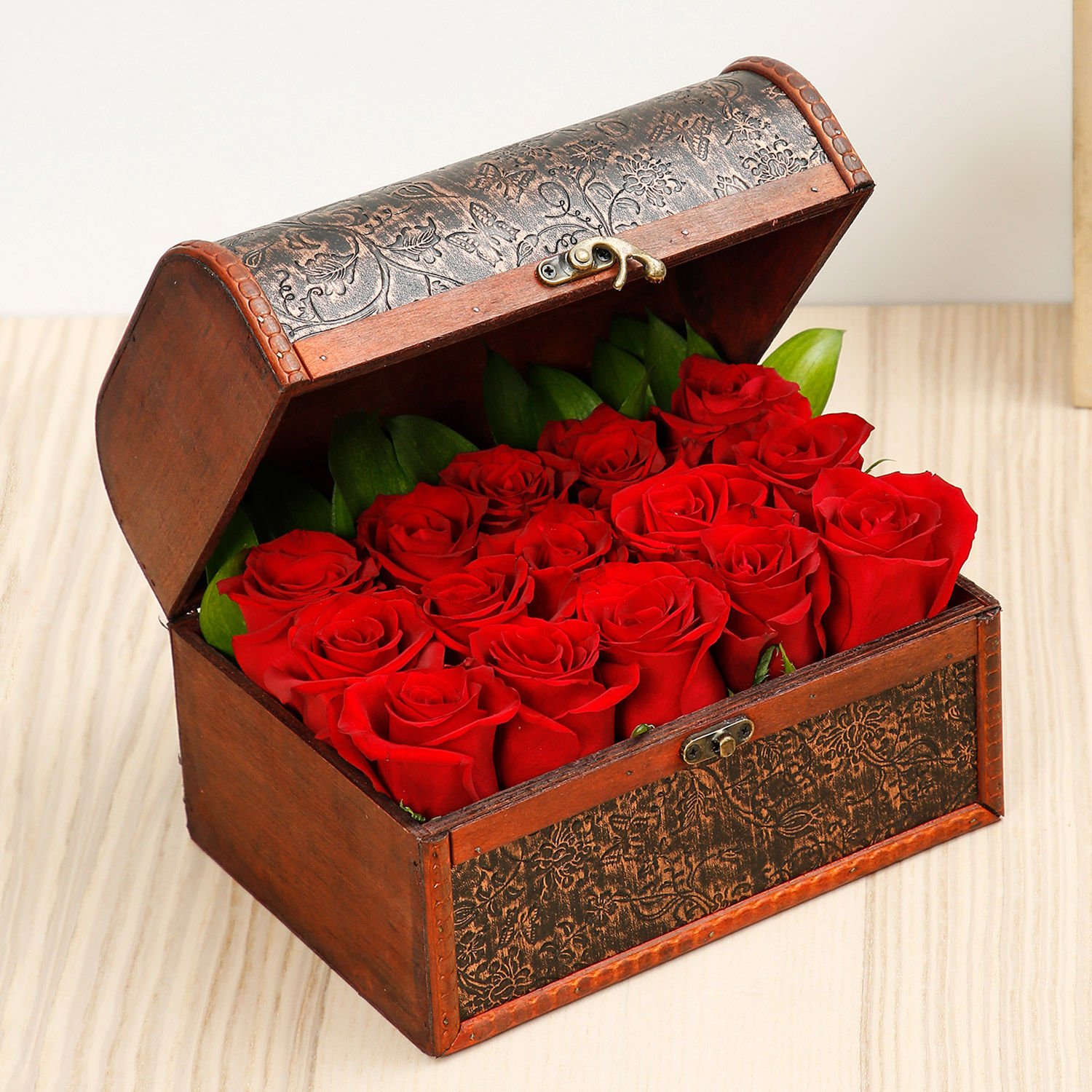 Elegant Box Of 15 Red Roses and Chocolates singapore | Gift Elegant Box ...