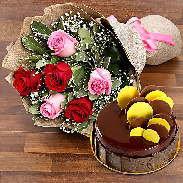 Beautiful Roses Bouquet With Chocolate Fudge Cake Uae Gift Beautiful Roses Bouquet With Chocolate Fudge Cake Ferns N Petals