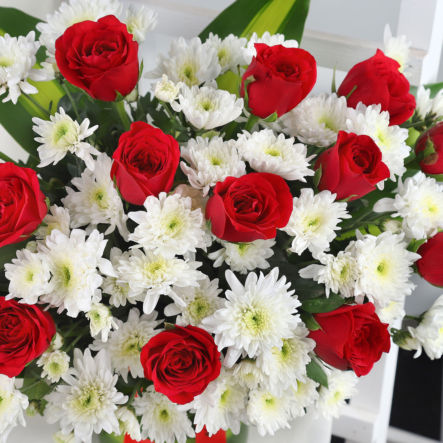 Buy/Send Pink Roses & White Daisies in Glass Vase Online Ferns N Petals