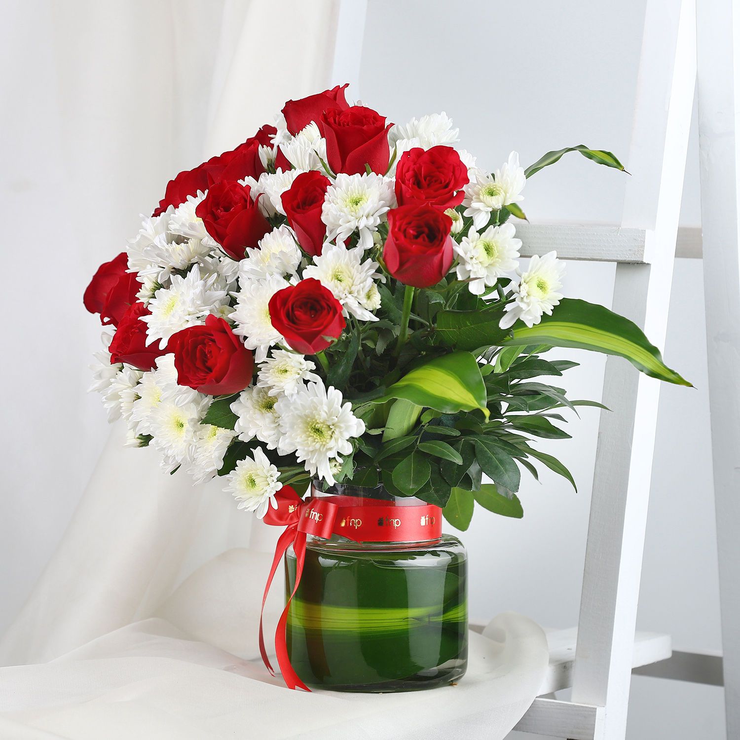 Buy/Send Pink Roses & White Daisies in Glass Vase Online Ferns N Petals